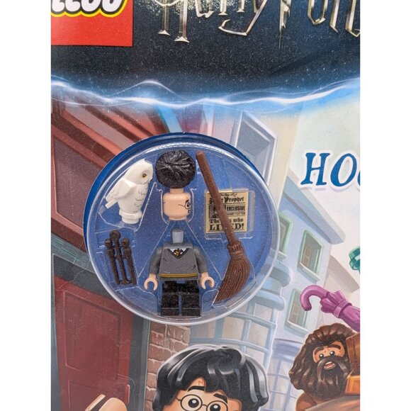 Back to Hogwarts LEGO Harry Potter Activity Book with Minifigure - Picture 2 of 9